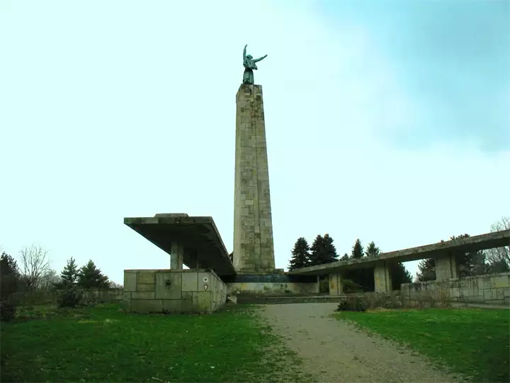 Monument Sloboda on Iriški Venac