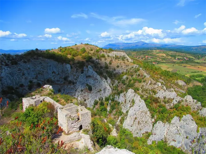 Srednjovekovna tvrđava Soko grad i pogled na Rtanj