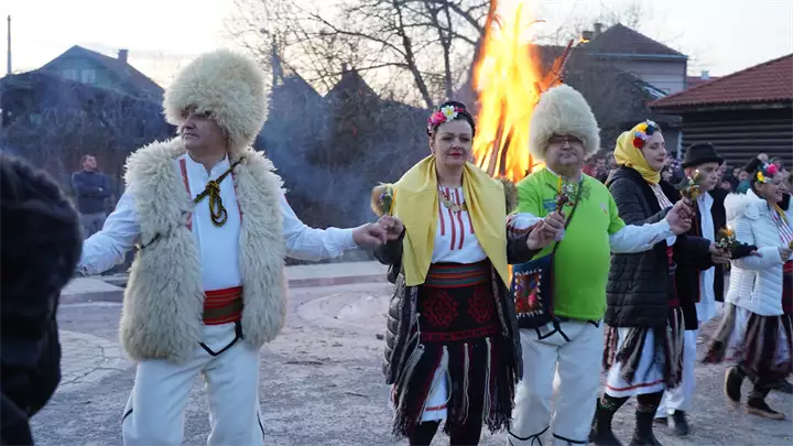 narodna nošnja i tradicionalno kolo